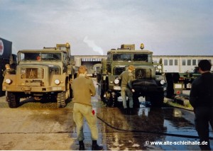 Februar 1990 - Nach der Geländefahrt kommt die Fahrzeugpflege.